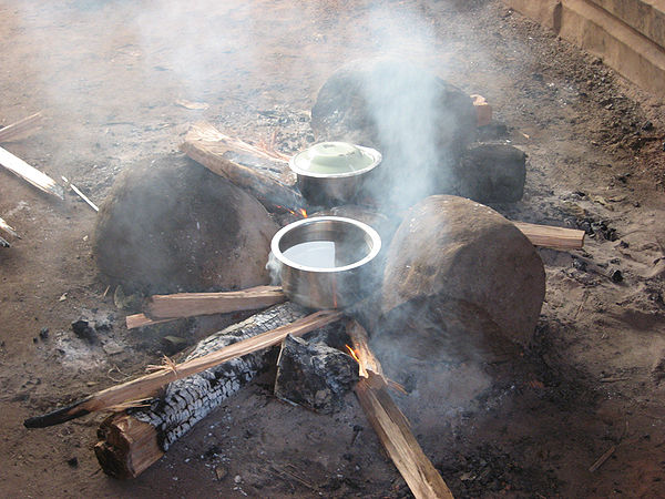 GIZ-Feldmann-Malawi-3-stone-fire.jpg